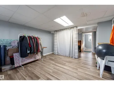 4535 30 AV NW photo 18