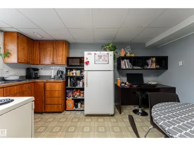 4535 30 AV NW photo 29