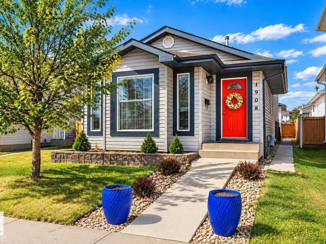 1908 36 AV NW, Edmonton