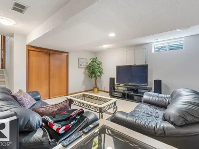 21 LORNE CR photo 11