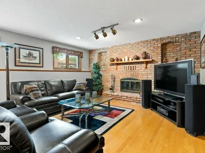 21 LORNE CR photo 13