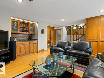 21 LORNE CR photo 14