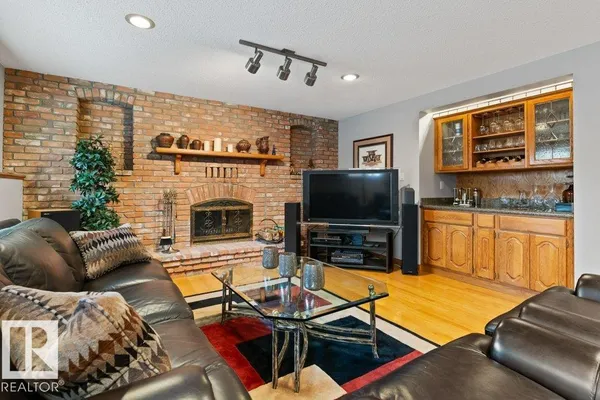 21 LORNE CR photo 3