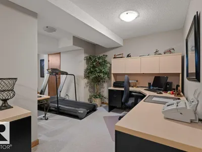 21 LORNE CR photo 38