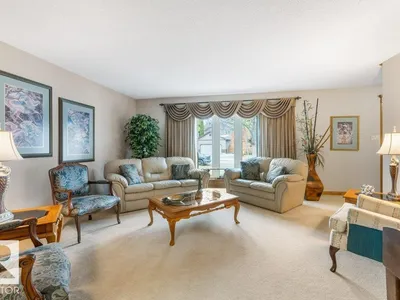 21 LORNE CR photo 6